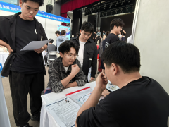 <b>【才智相“随”•立功支点】高校双选会人气旺</b>