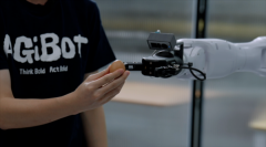 智元精灵G2机械人发布：全球首款十字腕力控臂